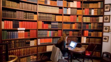 studerende arbejder på et bibliotek