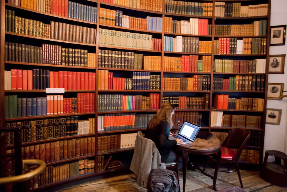 studerende arbejder på et bibliotek