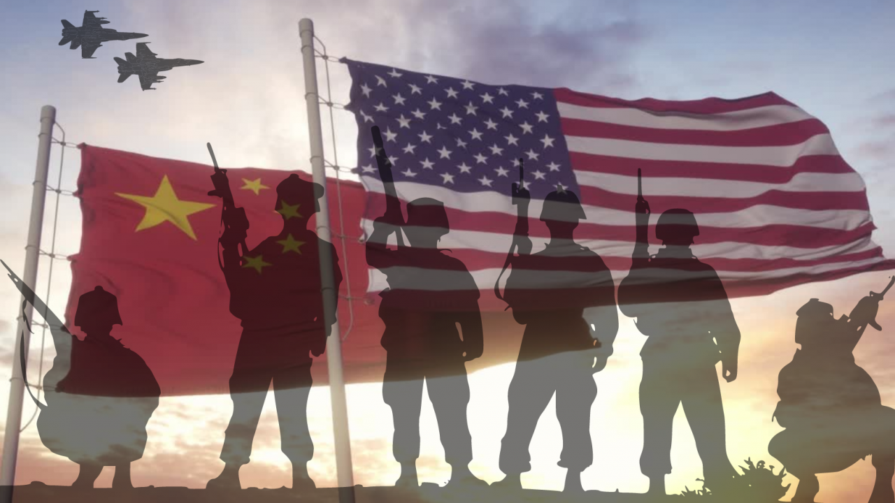Soldater der står foran USA og Kinas flag med to jægerfly, der flyver på himlen