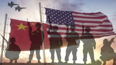 Soldater der står foran USA og Kinas flag med to jægerfly, der flyver på himlen