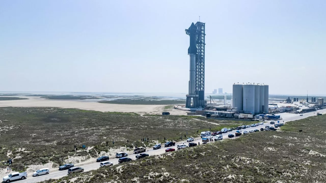 Starship fotograferet på affyringsplatformen 16. april 2023 forud for testflyvningen.