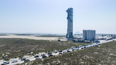 Starship fotograferet på affyringsplatformen 16. april 2023 forud for testflyvningen.