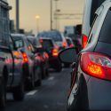 Tæt trafik. Biler i kø med baglygterne tændte