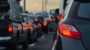 Tæt trafik. Biler i kø med baglygterne tændte