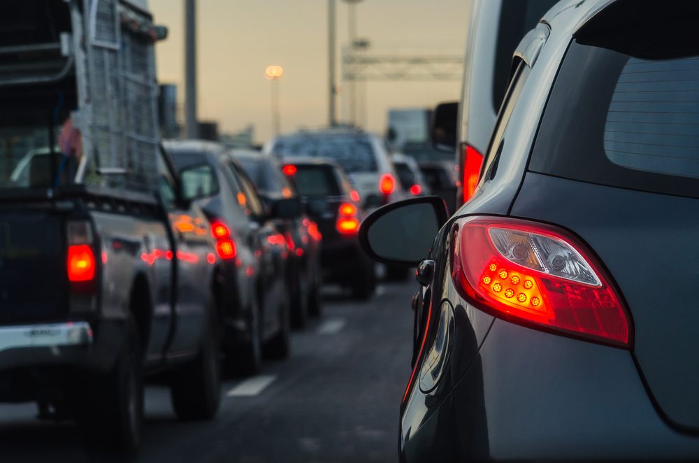 Tæt trafik. Biler i kø med baglygterne tændte
