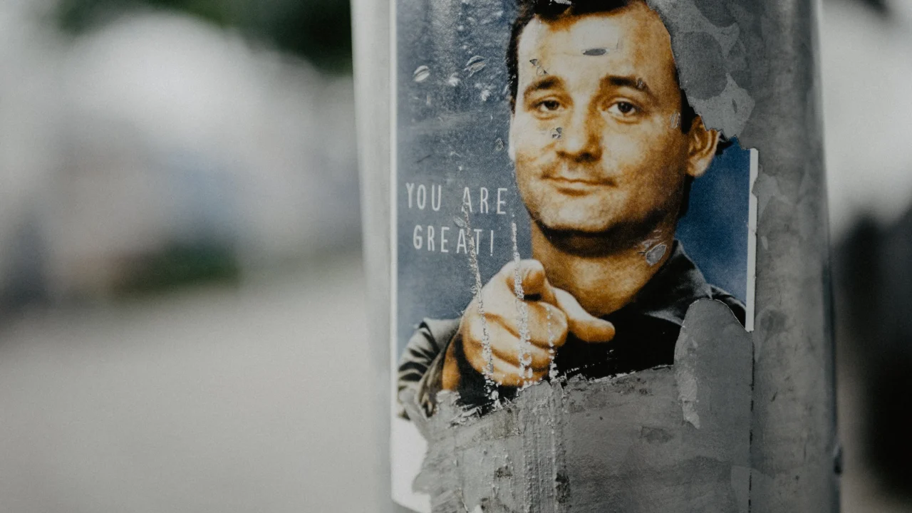 bill murray på en plakat der hænger på en pæl