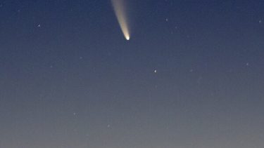 Kometen C2020 F3 (NEOWISE) fotograferet 11. juli 2020 i Californien.