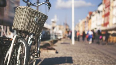 En cykel der står parket i Nyhavn