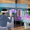 Kvinde dufter til blomster i virtual reality