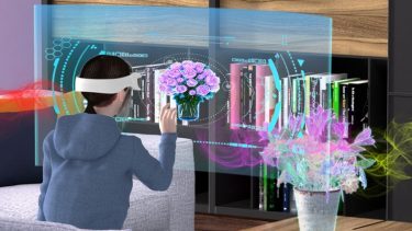 Kvinde dufter til blomster i virtual reality