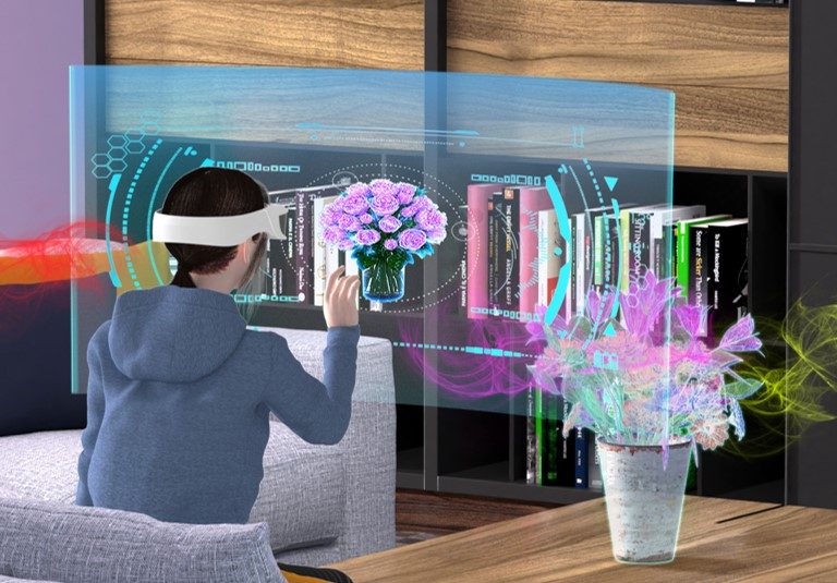Kvinde dufter til blomster i virtual reality