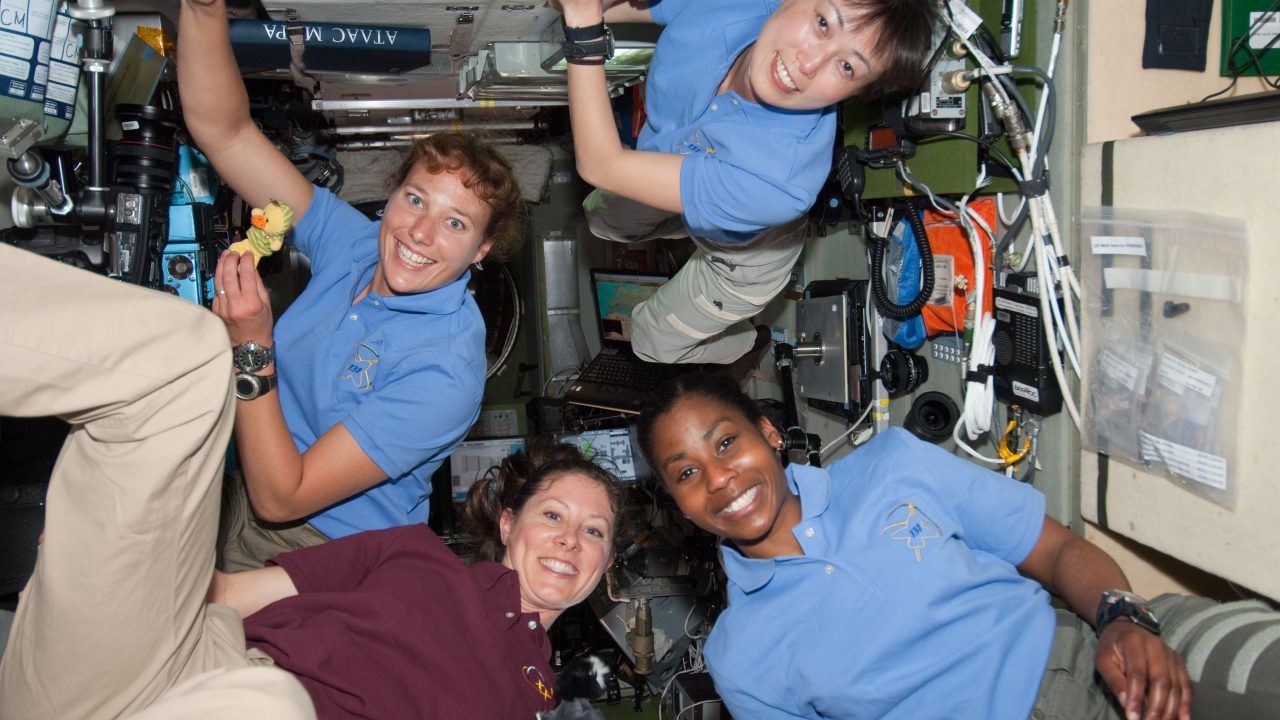 fire kvindelige astronauter ombord på den internationale rumsstation