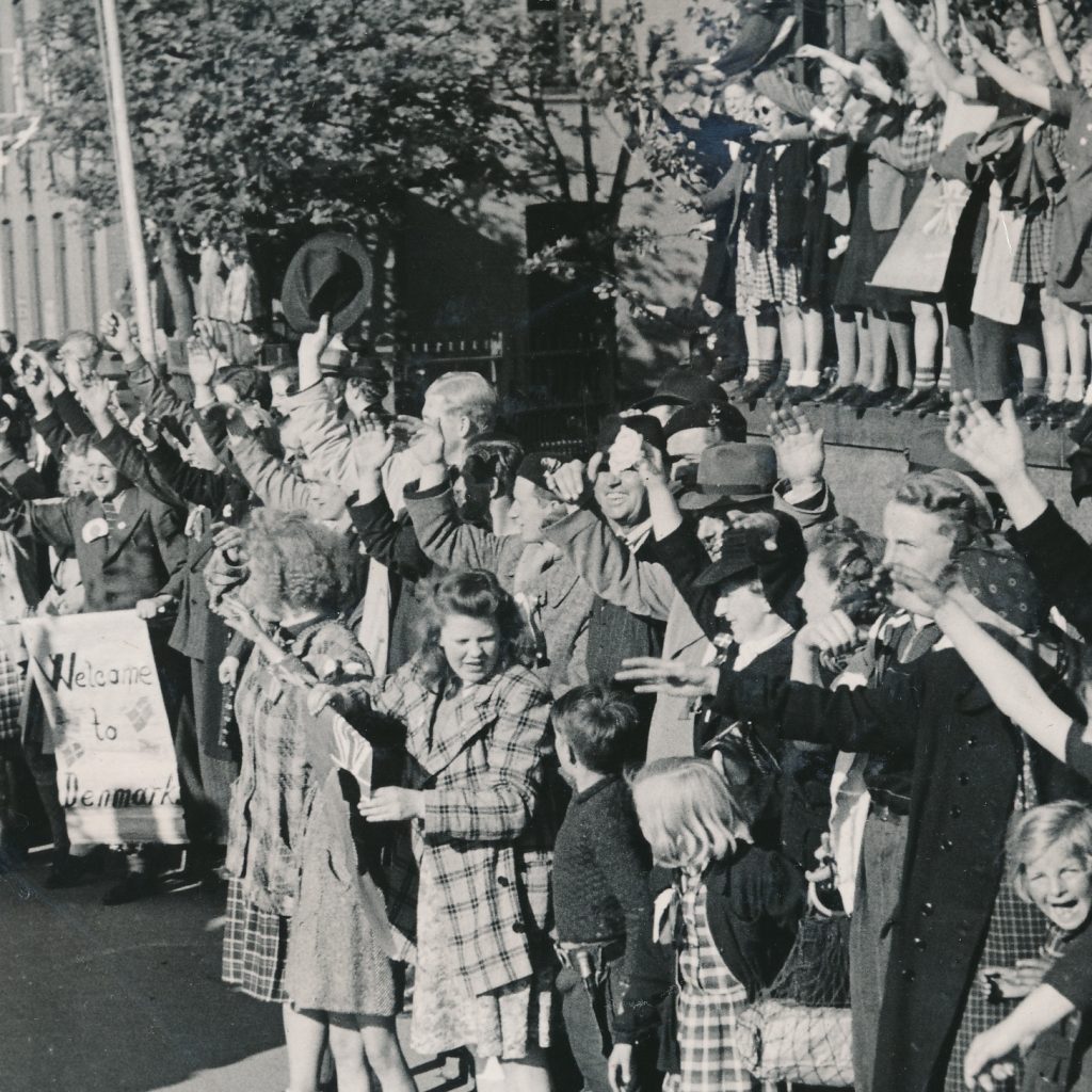 En masse glade mennesker tager imod de engelske soldater i Aarhus efter Danmarks befrielse i 1945.