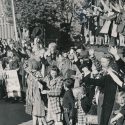 En masse glade mennesker tager imod de engelske soldater i Aarhus efter Danmarks befrielse i 1945.