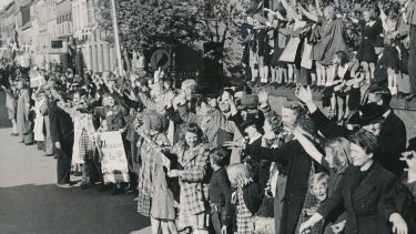 En masse glade mennesker tager imod de engelske soldater i Aarhus efter Danmarks befrielse i 1945.
