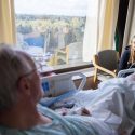 En gammel mand med et brækket ben får besøg af sit barnebarn