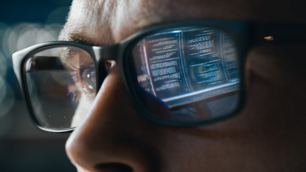 Computerskrm afspejlet i brilleglas