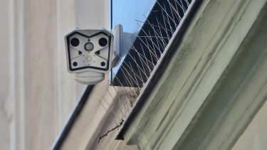 Et overvågningskamera der er rettet direkte mod kameraet.