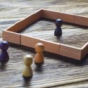 Brikker der symboliserer at mennesker bliver puttet i kasse og stereotypificeret