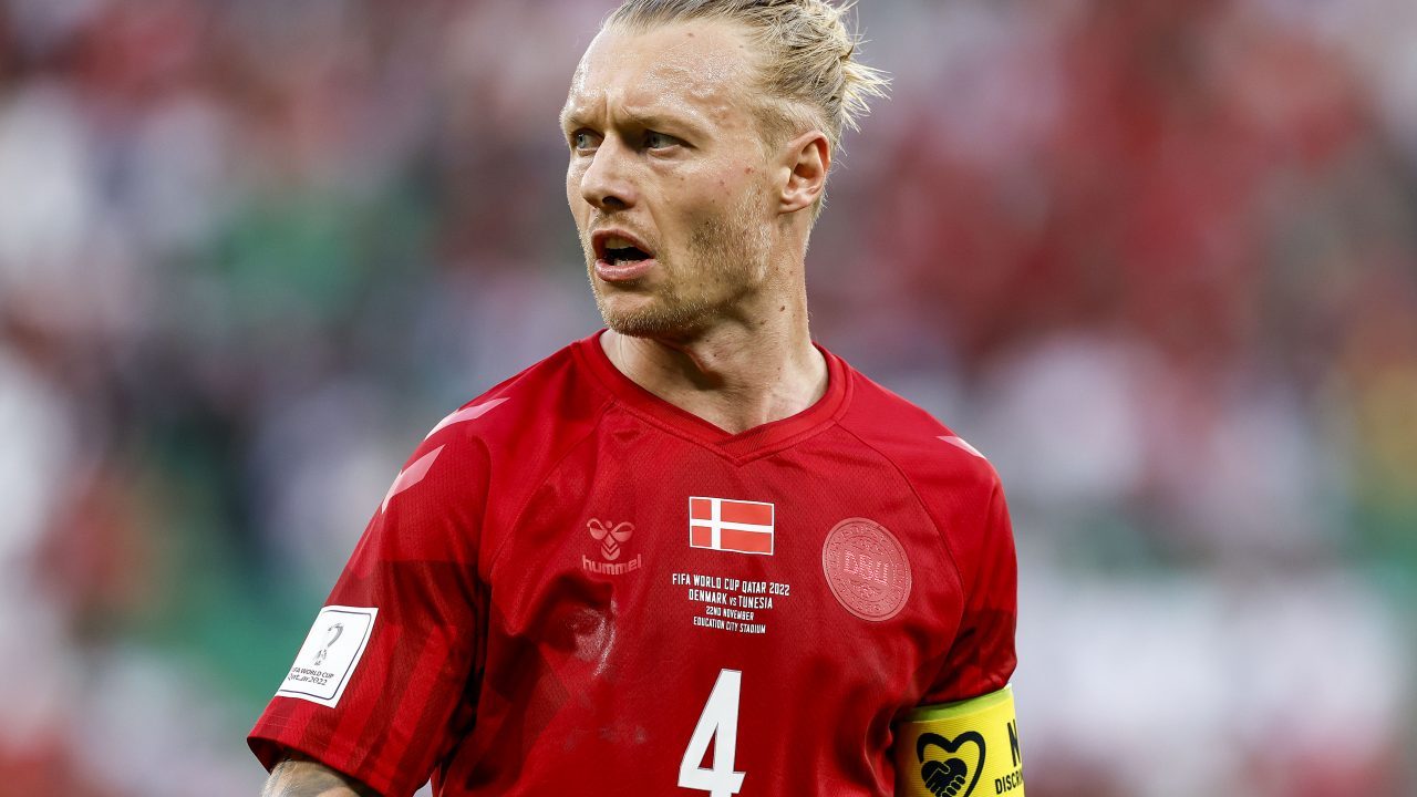 Simon Kjær i landsholdstrøje midt i en kamp