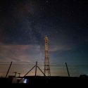 telefonmast foran stjernehimmel