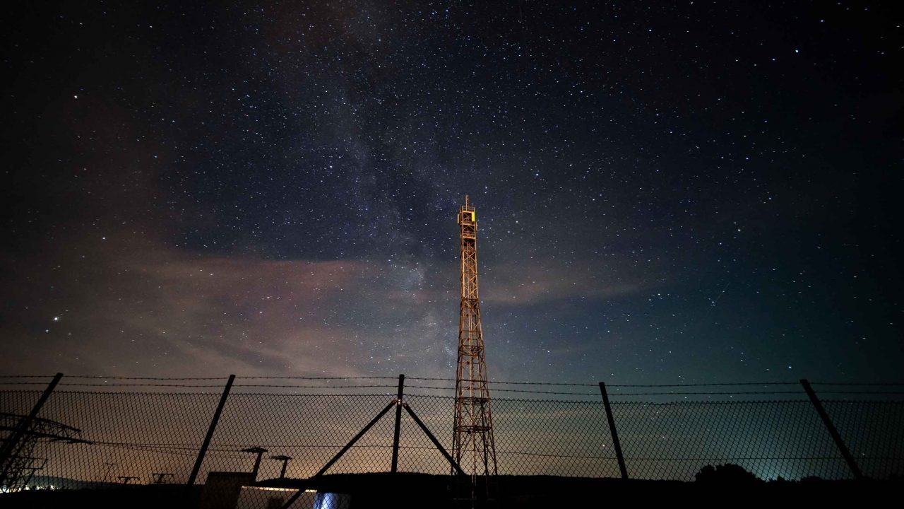 telefonmast foran stjernehimmel