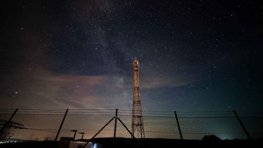 telefonmast foran stjernehimmel