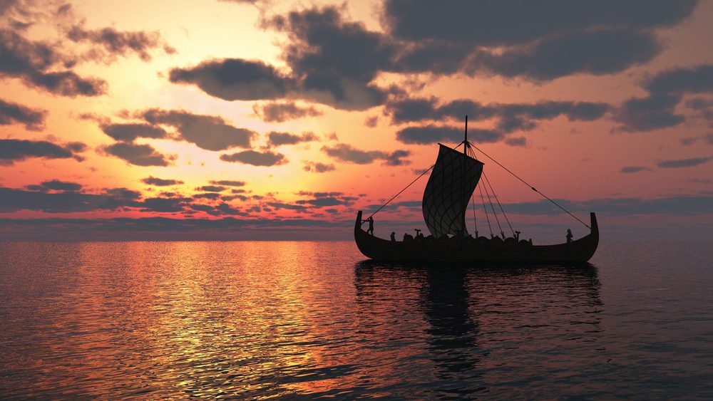 Vikingeskib sejler på havet