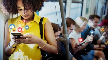 Ung kvinde med mobiltelefon