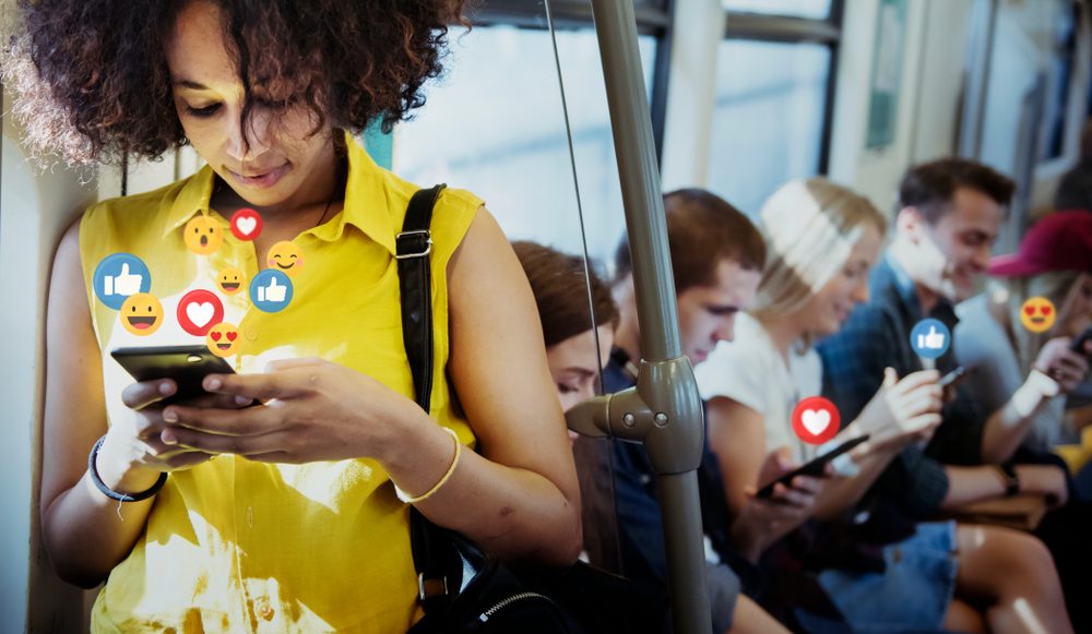 Ung kvinde med mobiltelefon