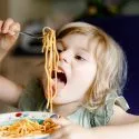Barn spiser pasta