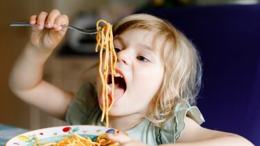 Barn spiser pasta