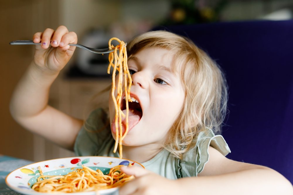 Barn spiser pasta
