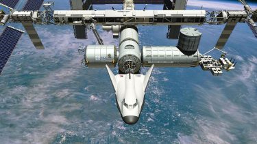 Den lille rumfærge Dream Chaser, der er hvid, trekantet og lidt ligner en båd, ligger til ved ISS.