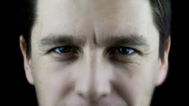 Closeup-foto af mands øjenbryn