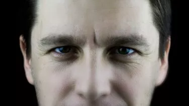 Closeup-foto af mands øjenbryn
