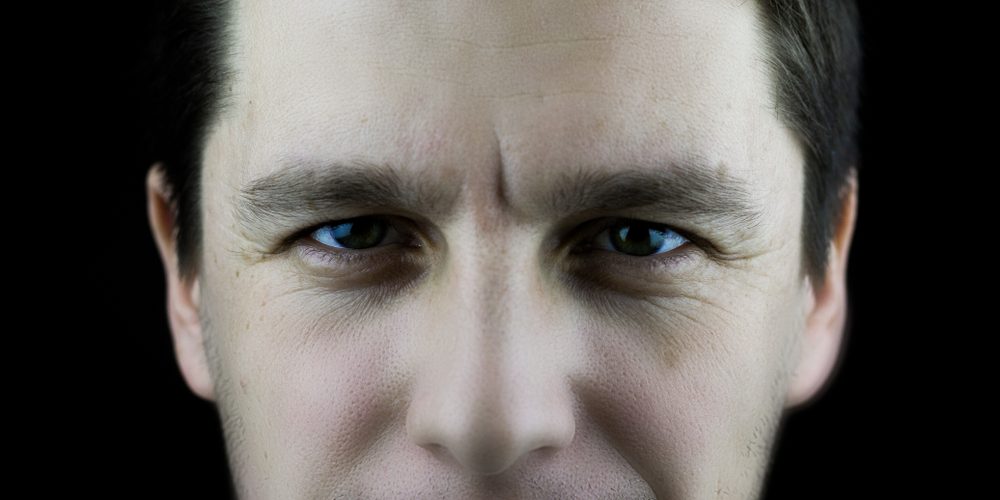 Closeup-foto af mands øjenbryn