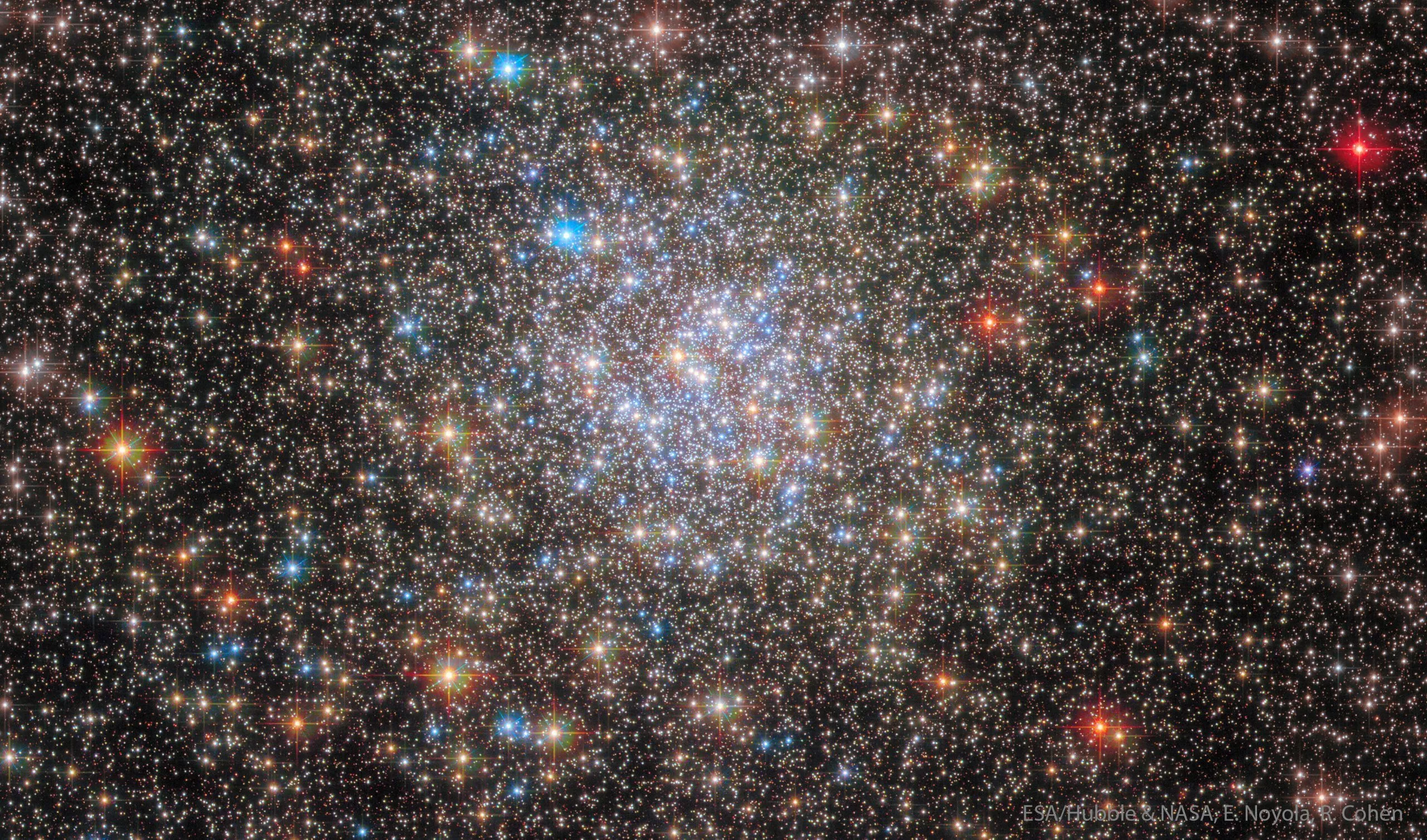 Stjernehoben NGC 6355 fotograferet med Hubble-teleskopet - tusindvis af farvede, lysende prikker lyser på på den kulsorte himmel