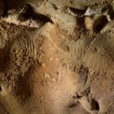 Mærker lavet af neandertalere for 57.000 år siden på en brun klippevæg i fransk grotte