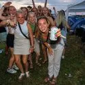 Pigegruppe skåler til kameraet på Roskilde festival 2020