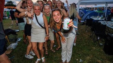 Pigegruppe skåler til kameraet på Roskilde festival 2020