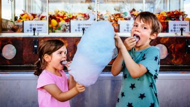 To børn deler en kæmpe candyfloss