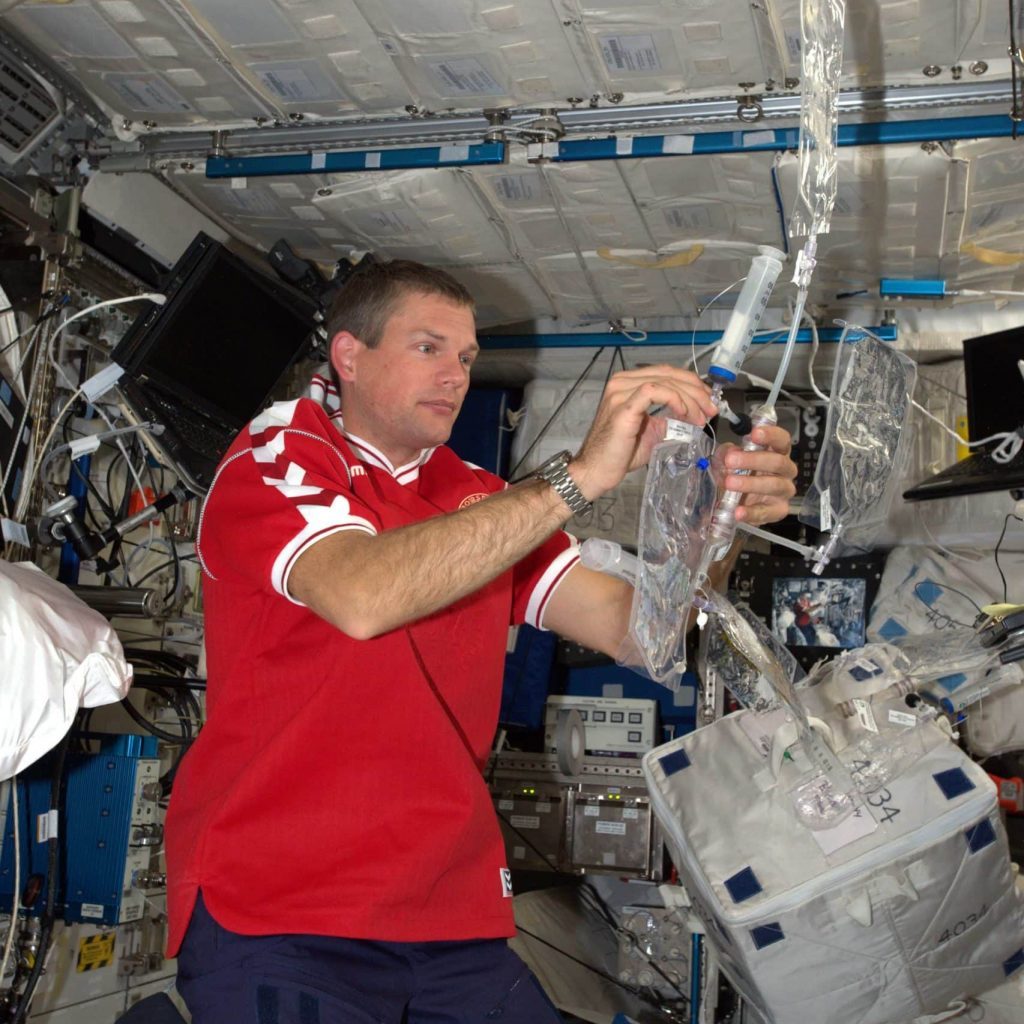Andreas Mogensen eksperimenterer med aquaporin-vandreningssystem i 2015 om bord på ISS