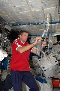 Andreas Mogensen eksperimenterer med aquaporin-vandreningssystem i 2015 om bord på ISS