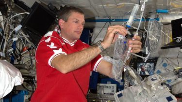 Andreas Mogensen eksperimenterer med aquaporin-vandreningssystem i 2015 om bord på ISS