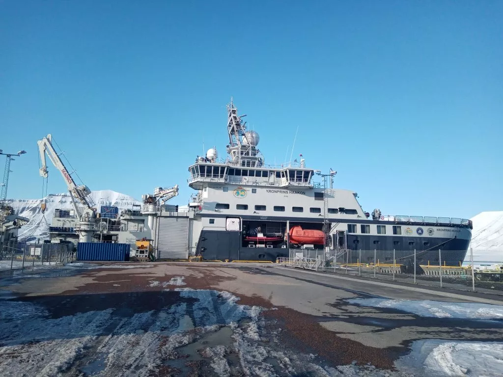 Ekspeditionsskibet Kronprins Haakon ligger til kaj på Svalbard.