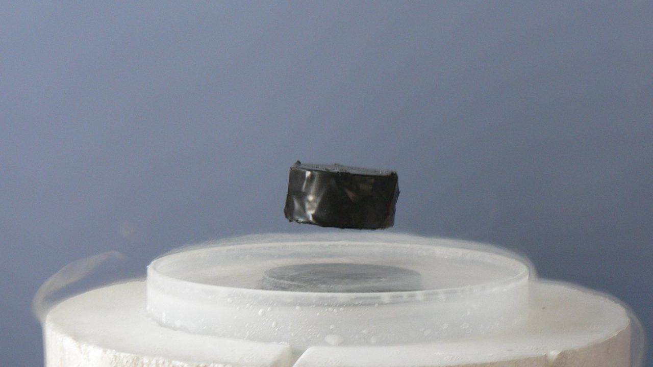 magnet svæver over superleder