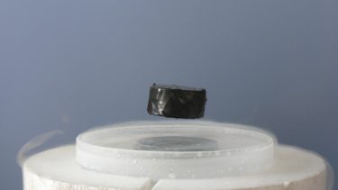 magnet svæver over superleder