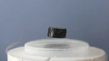 magnet svæver over superleder