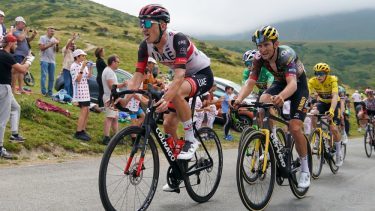 Mikkel Bjerg med tungen ud af munden i Tour de France 2023, Vingegaard ses i baggrunden